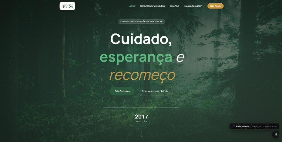 Página inicial do site da OSC Árvore da Vida, com floresta ao fundo e o título Cuidado, esperança e recomeço